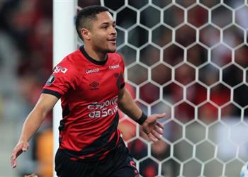 3 أندية تضغط على فيتور روكي لتجاهل برشلونة