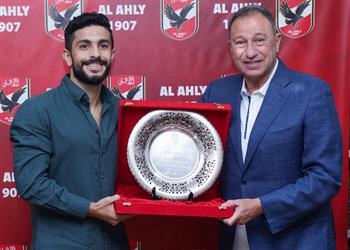 الخطيب ي كرم أيمن أشرف ابن الأهلي ويهديه درع ا خاص ا