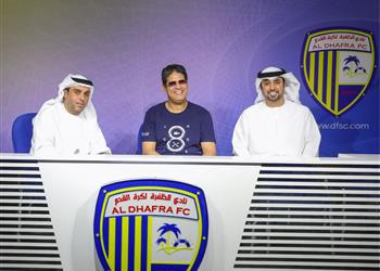 رسمي ا أيمن الرمادي مدير ا فني ا لـ الظفرة الإماراتي