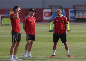 مران الأهلي كولر يعقد جلسة مع الجهاز المعاون ويحاضر اللاعبين استعدادا لـ مباراة الإسماعيلي