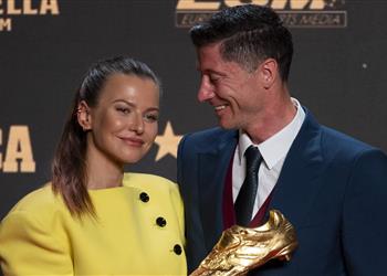 زوجة ليفاندوفسكي توضح إمكانية رحيل مهاجم برشلونة إلى السعودية