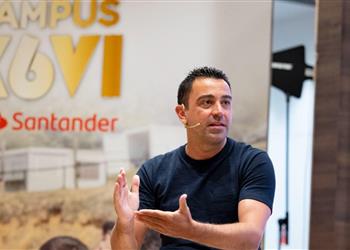 تشافي يوضح موقفه من تجديد عقده مع برشلونة ويقدم وعد ا بشأن دوري أبطال أوروبا