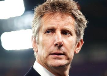 أياكس يوضح حالة فان دير سار بعد إصابته بنزيف في المخ