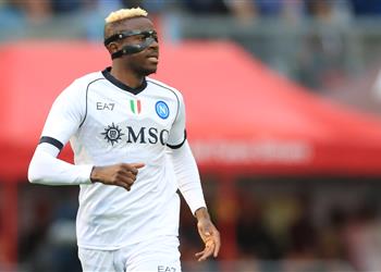 نابولي وفيكتور أوسيمين يردان على عرض الهلال السعودي