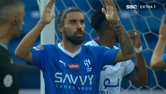 نيفيز يهدر فرصة هدف للهلال امام ابها بالدوري السعودي