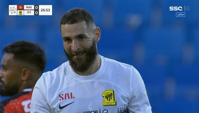 فرصة كريم بنزيما الخطيرة في مباراة الاتحاد والرائد