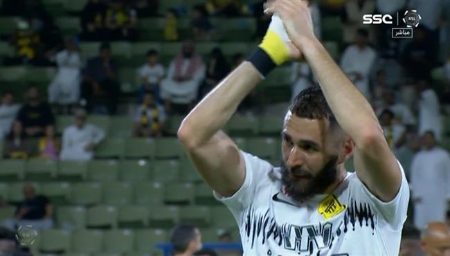 كريم بنزيما يتبادل التحية مع جماهير الاتحاد بعد الفوز علي الرائد