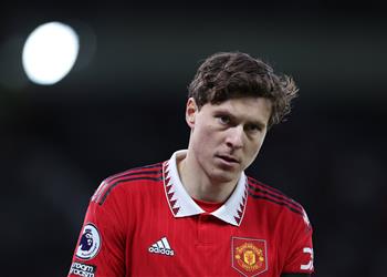 مانشستر يونايتد يتخذ قراره النهائي بشأن رحيل ليندلوف
