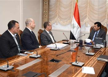 وزير الرياضة يلتقي رئيس اتحاد الطائرة للاطلاع على استعدادات استضافة بطولة إفريقيا