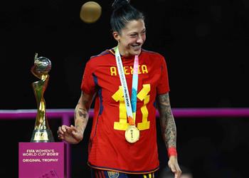 بعد تصرفه المشين لاعبة إسبانيا ترفع دعوى قضائية ضد رئيس الاتحاد الإسباني