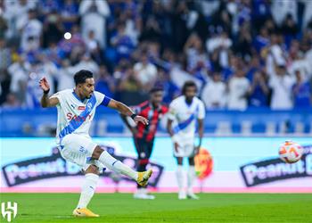 فيديو الدوسري يعزز تقدم الهلال بالهدف الثالث أمام الرائد
