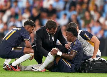 فيديو الضربات تتوالى فينيسيوس يغادر مباراة ريال مدريد وسيلتا فيجو مصاب ا