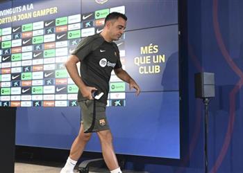 تشافي يعلق على إمكانية تجديد عقده مع برشلونة ويدافع عن ليفاندوفسكي