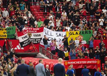 فيديو جمهور مانشستر يونايتد يهاجم إدارة النادي بعد الفوز المثير ضد نوتينجهام