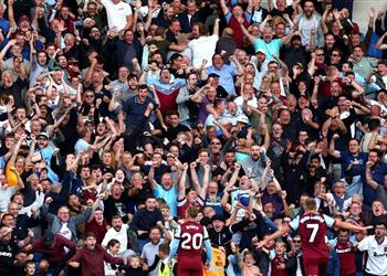 فيديو السقوط الأول لـ دي زيربي وست هام يكتسح برايتون بثلاثية ويتصدر الدوري الإنجليزي