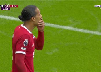 فيديو فان دايك يزيد معاناة ليفربول ويغادر بالبطاقة الحمراء أمام نيوكاسل