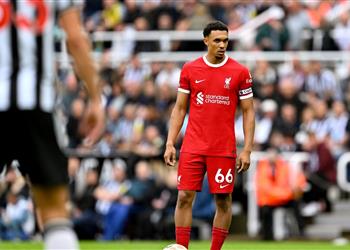 كاراجر ينتقد حكم مباراة ليفربول ونيوكاسل بسبب أرنولد