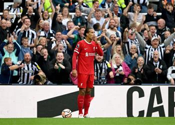 متهور وفوضوي جاري نيفيل يهاجم فان دايك بعد طرده في مباراة ليفربول ونيوكاسل