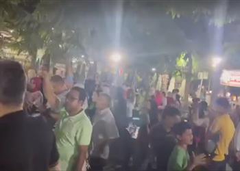 فيديو أعضاء الزمالك يتظاهرون أمام المبنى الإداري للمطالبة برحيل البناني