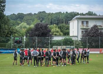 مران الأهلي الأحمر يختتم تدريبه الأول في معسكر النمسا ومحاضرة من كولر للاعبين