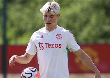 مدرب الدنمارك يمنح مانشستر يونايتد خبر ا سار ا بشأن هويلوند