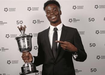 متفوق ا على هالاند ساكا يفوز بجائزة أفضل لاعب شاب في موسم 2022 23