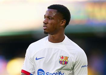 أنسو فاتي يحدد وجهته بين إشبيلية وتوتنهام ويعارض رغبة والده