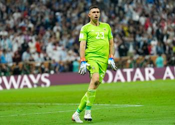 إيميليانو مارتينيز يسخر من قانون فيفا ضد حراس المرمى نحن أبطال بالفعل