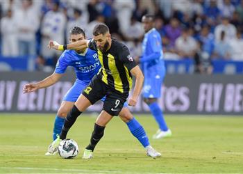 فيديو كريم بنزيما يهدر ركلة جزاء لـ اتحاد جدة أمام الهلال