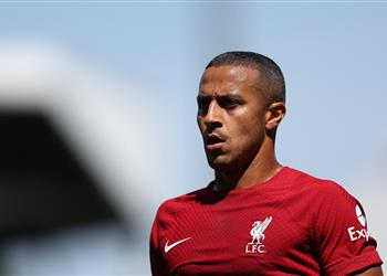 رومانو يوضح حقيقة تواصل تياجو ألكانتارا مع إشبيلية لمغادرة ليفربول