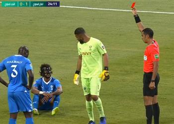 فيديو أمين عمر يطرد حارس الهلال أمام الشباب في البطولة العربية