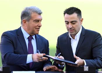 تطورات بشأن تجديد عقد تشافي مع برشلونة