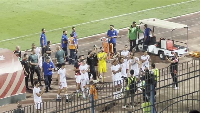 لاعبو تونس يحتفلون مع الجماهير بعد الفوز علي مصر