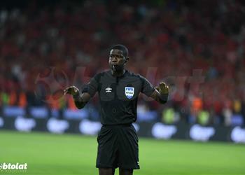 سمير عثمان يوضح هل يستحق الأهلي ركلة جزاء أمام اتحاد العاصمة