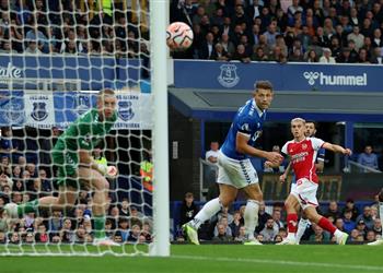 فيديو تروسارد يكسر العقدة ويقود آرسنال لفوز صعب على إيفرتون في الدوري الإنجليزي