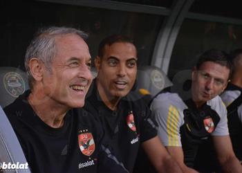 كولر يدافع عن موديست ويتغنى بـ أسيست إمام عاشور في مباراة الأهلي والمصري