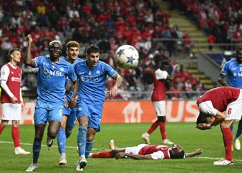 فيديو النيران الصديقة تهدي نابولي فوز ا أمام براجا ويتقاسم الصدارة مع ريال مدريد بدوري الأبطال