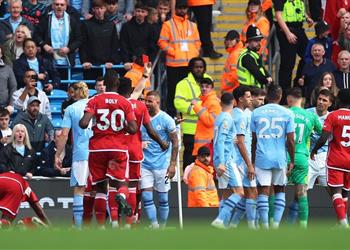 فيديو لاعب مانشستر سيتي يتعرض للطرد الأول في مسيرته وقد يغيب عن مواجهة آرسنال
