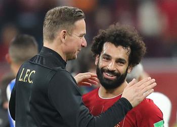مدرب ليفربول محمد صلاح قائد دون شارة وكرة القدم تبتسم من أجله