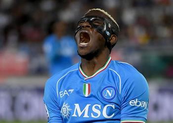 فيديو أوسيمين ينقلب على زملائه بعد غضبه من نابولي