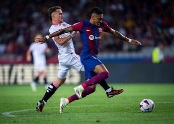 فيديو رافينها يغادر مباراة برشلونة وإشبيلية مصاب ا