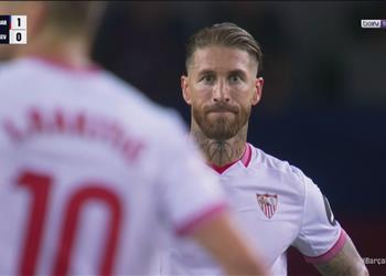 فيديو بالخطأ في مرماه راموس ي سجل هدف برشلونة الأول أمام إشبيلية