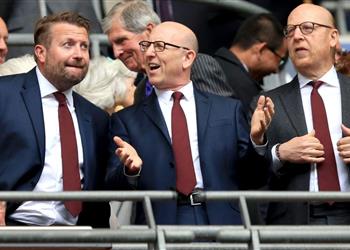 ديلي ميل ملاك مانشستر يونايتد يتجاهلون غضب الجماهير ويضاعفون سعر بيع النادي