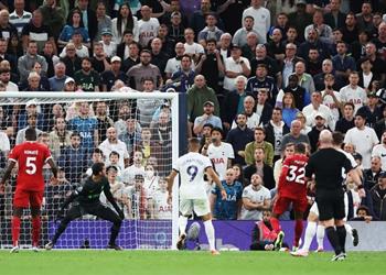 بـ 9 لاعبين فيديو النيران الصديقة تحرق ليفربول وتهدي توتنهام فوز ا قاتل ا بعد خروج محمد صلاح