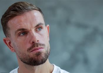 هندرسون يعلن موقفه من ارتداء شارة دعم المثليين في الدوري السعودي