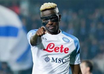 نموذج للقذارة أوسيمين يرد على وكيل كفاراتسخيليا بشأن الانتقال إلى الدوري السعودي