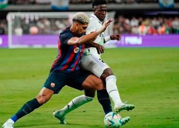 صورة فينيسيوس يثير استفزاز لاعبي برشلونة بعد طرد أراوخو