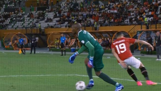 ترقيصة حارس موزمبيق لمصطفى محمد في كاس امم افريقيا