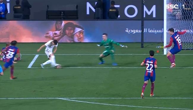 ابراهيم دياز يتلاعب بدي يونج ويهدر هدف محقق لريال مدريد امام برشلونة