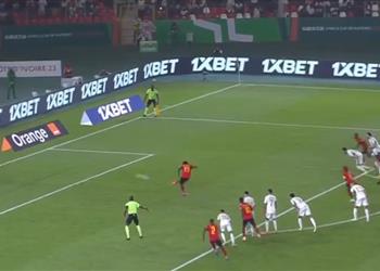 فيديو مابولولو ي سجل هدف أنجولا الأول أمام الجزائر في أمم إفريقيا 2023